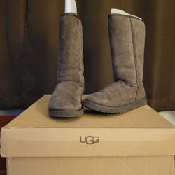 Brown Tall UGGS Size 6. Great Condition 