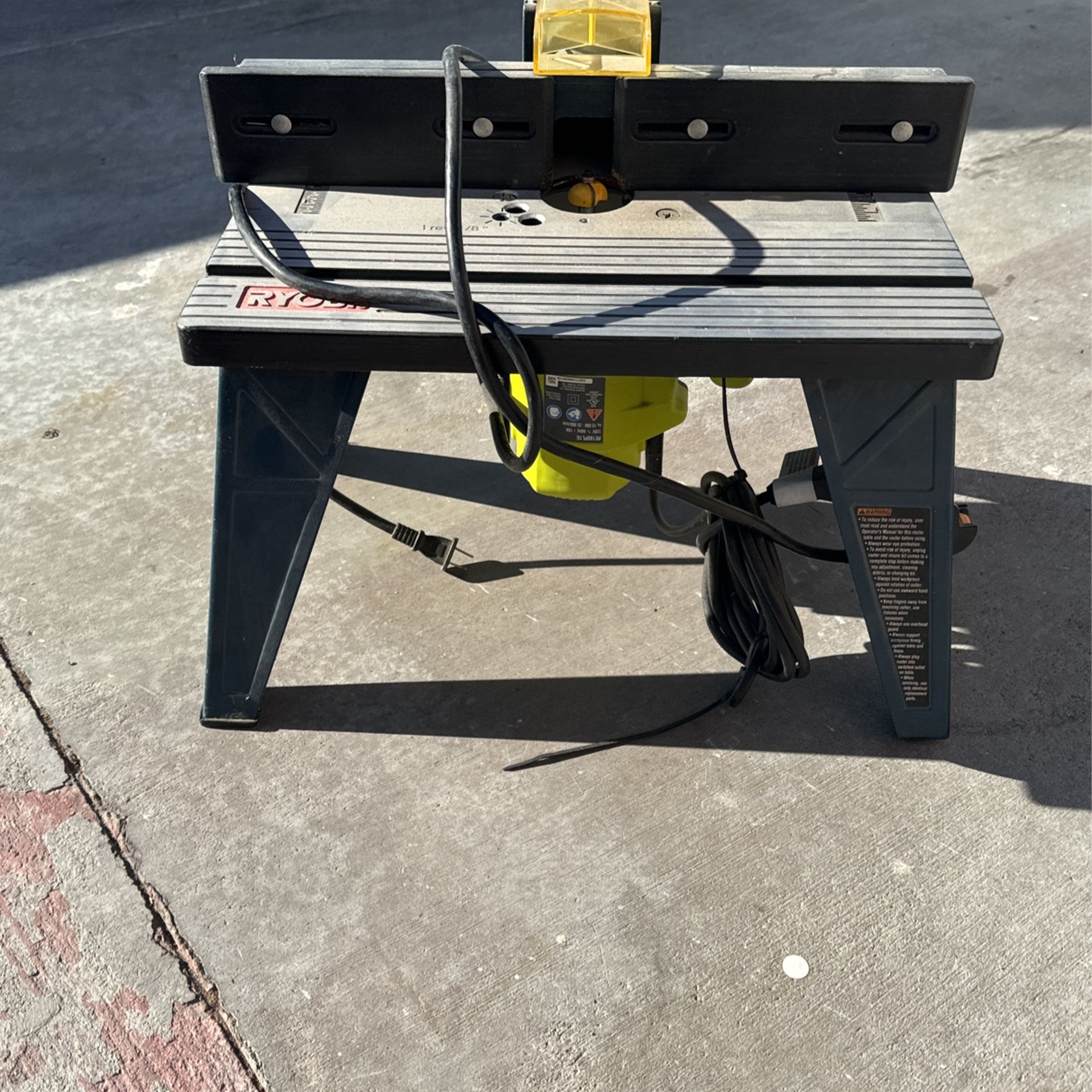 Rather Table Con Todas Sus navajas Para Acer Figuras En La Madera