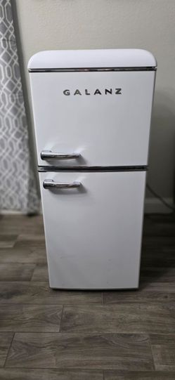 Refrigerator- mini-fridge