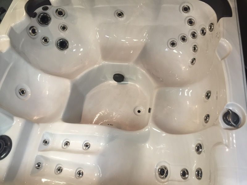 6 person top of line hot tub spa. Like New, Loaded!