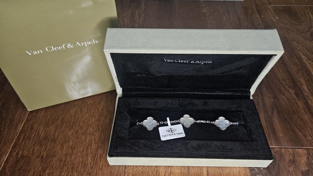 Van Cleef & Arpels Vintage Alhambra 18K White Gold Mother-of-Pearl Necklace – Excellent New Condition
Celebrate timeless elegance