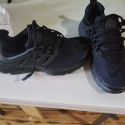 Black Nike Presto Size 2Y