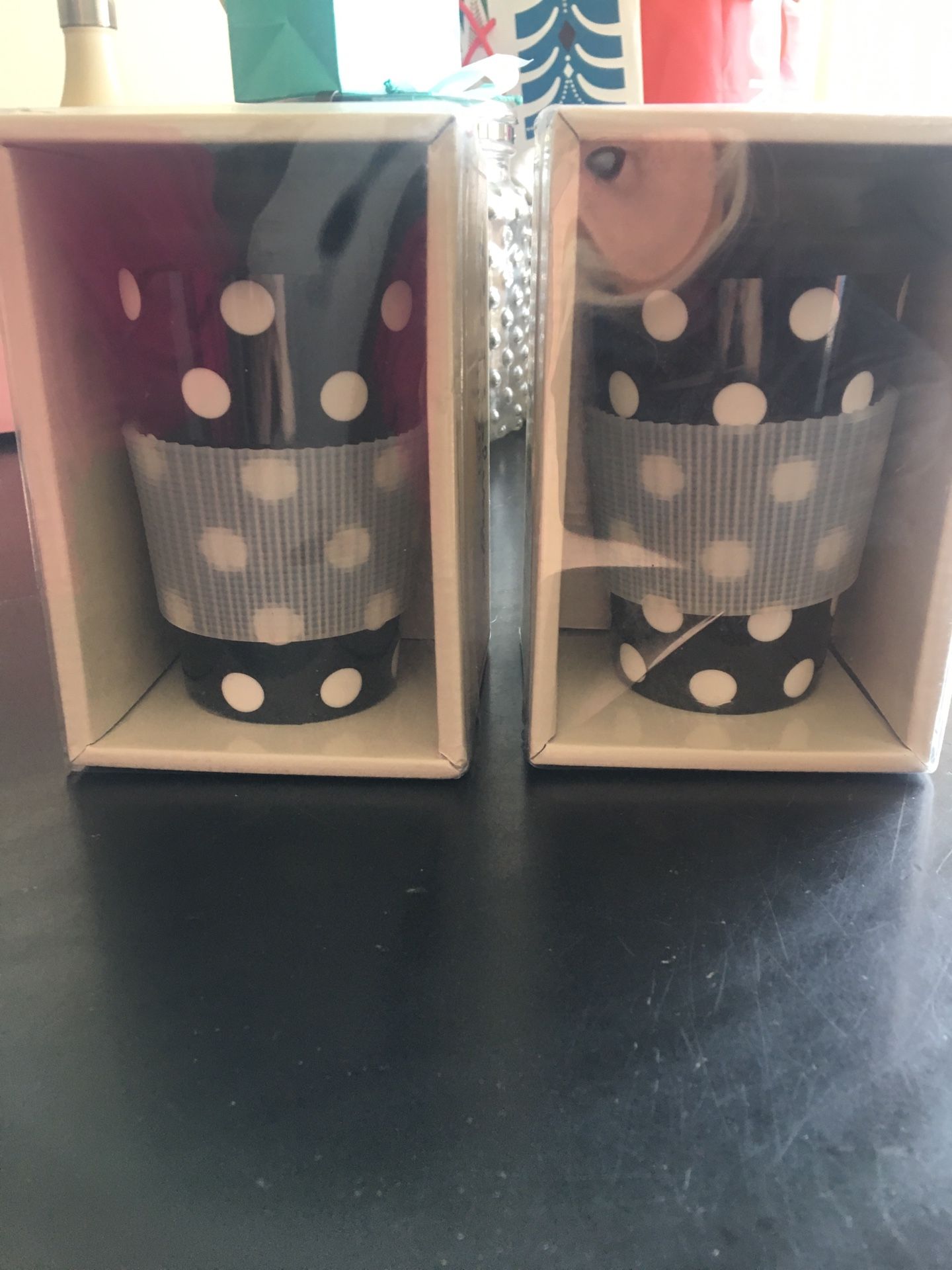 2 coffee or tea mugs