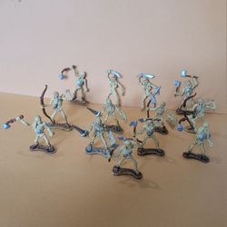 Lot Of 13 Medieval Foot Soldiers Skeletons War Posed 1/32 Scale.
