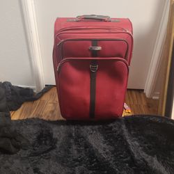 Large Red Rolling Luggage – Great Condition ✈️ $25