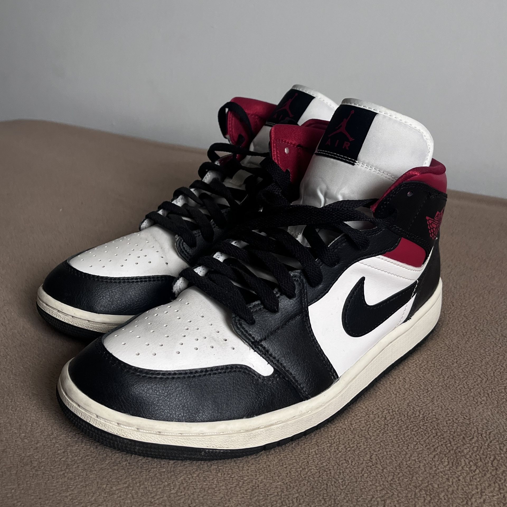 Jordan 1 Mid Gym Red Panda