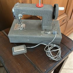 SEW-ETTE Toy Sewing Machine 