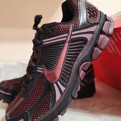 Women Nike Zoom Vomero 5 Size 8 & 11.5