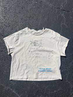 Mockup graphics distressed tee