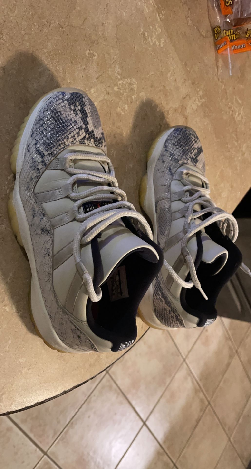 air jordan 11 retro low snake light bone