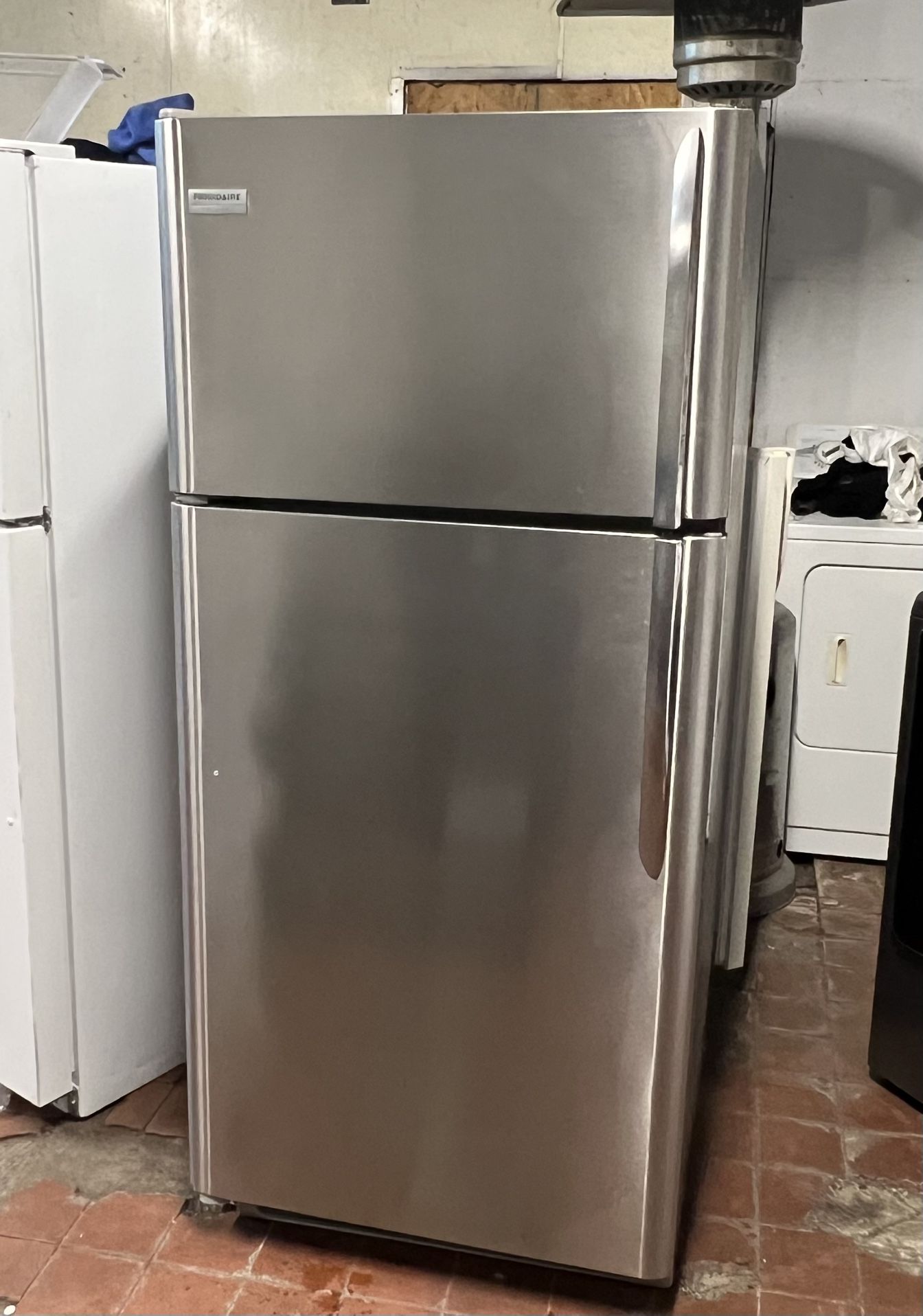 Frigidaire 30 inch Wβ stainless steel refrigerator/Nevera