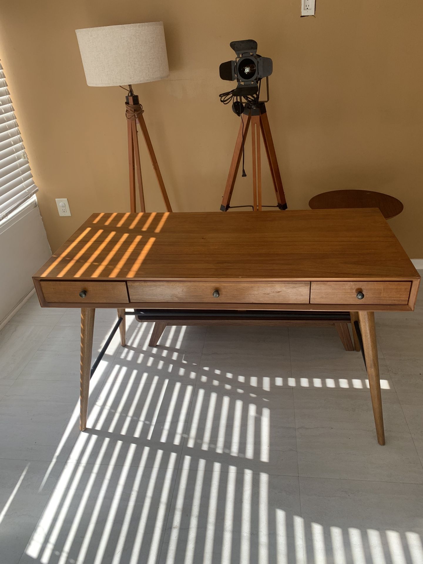 Like New solid wood desk in very good condition