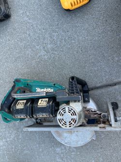Makita skillsaw with 2 bateríes