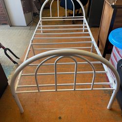 Bed, SAC, White Metal Twin Bed Frame, Nr 2