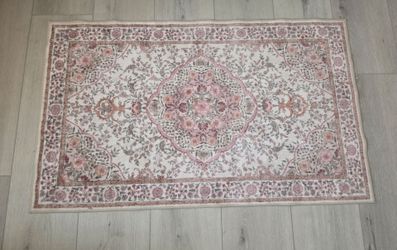 Vintage Style Floral Area Rug – Soft Pink & Ivory – Excellent Condition