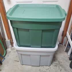 Pair of Rubbermaid Roughneck storage totes