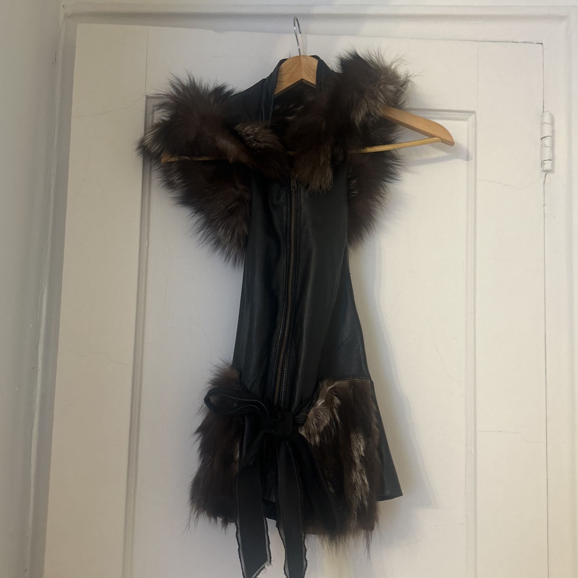 Leather Sleeveless Jacket/top With Fur Hoodie And Pockets