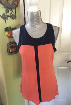 VERY PRETTY TOP SIZE MEDIUM NEVER WORE NO TAGS