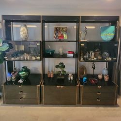 Wall Unit 3 pc black lacquer with brass/Vitrina de 3 piesas en lacar negra.
