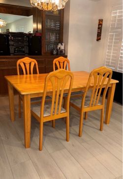 Dining table for sale !!