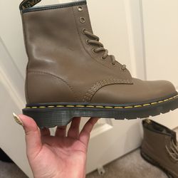 Dr. Martens 1460 Artimus Leather Size 7 Women’s