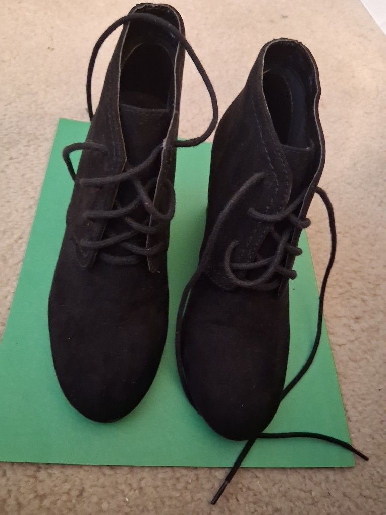 Arizona the Original Jean Co. black suede platform boots