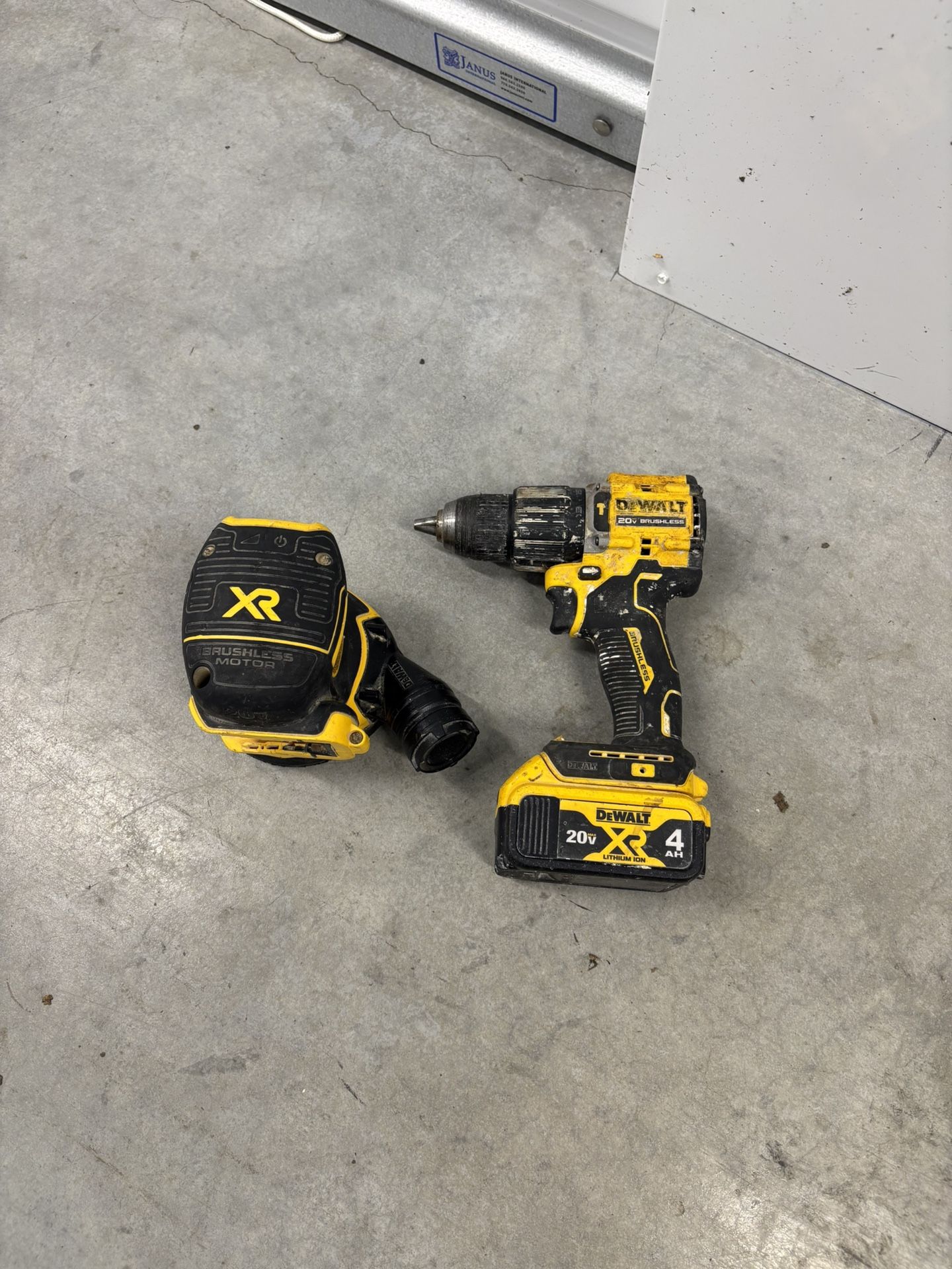 DeWAlT Impact Drill Sander& battery