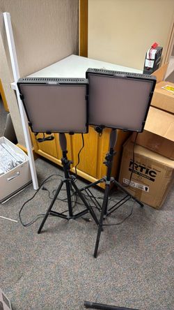2 Neewer Photography Lights
