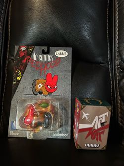 Kidrobot DC Comics Red Hood Labbit Figure + Art Of War Kidrobot Blind Box Mystery Figure