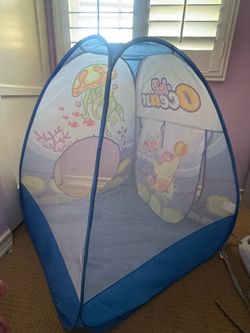 Pop up tent with 136 pcs of ball pit balls