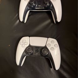 2 SONY PS5 DUALSENSE WIRELESS CONTROLLERS - WHITE