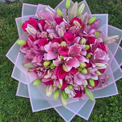 Beatifull Flowers Arrangement. Lilies and Roses . Customized. Se habla español.
