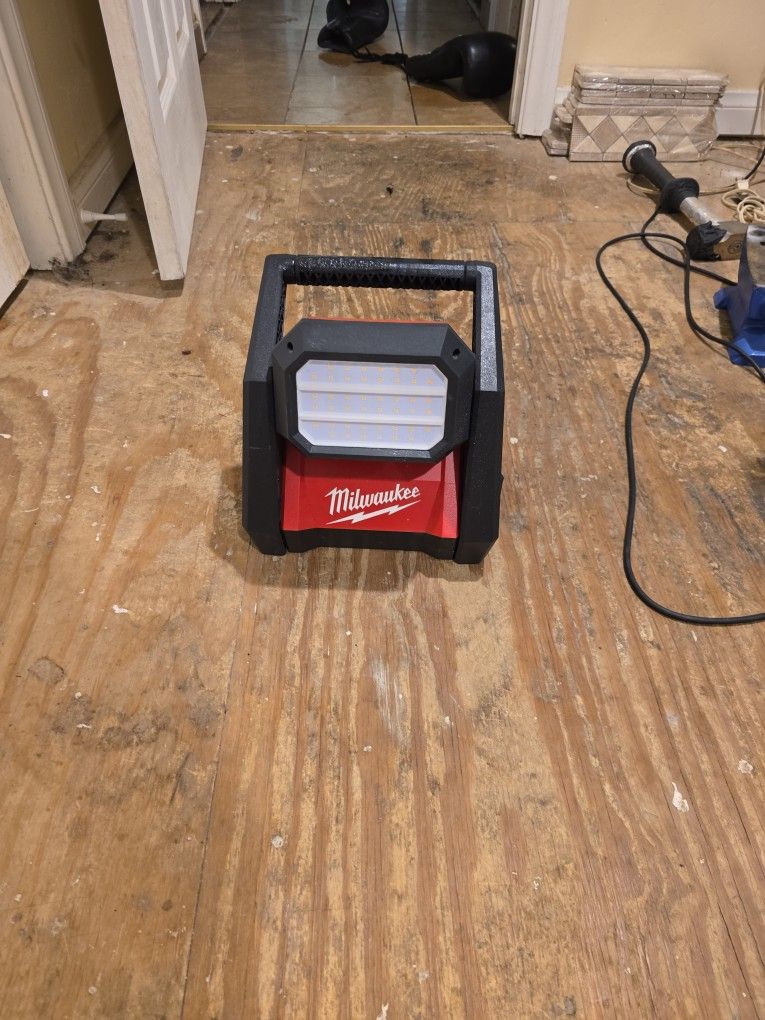 Milwaukee M18 ROVER Dual Power Flood Light 2366-20