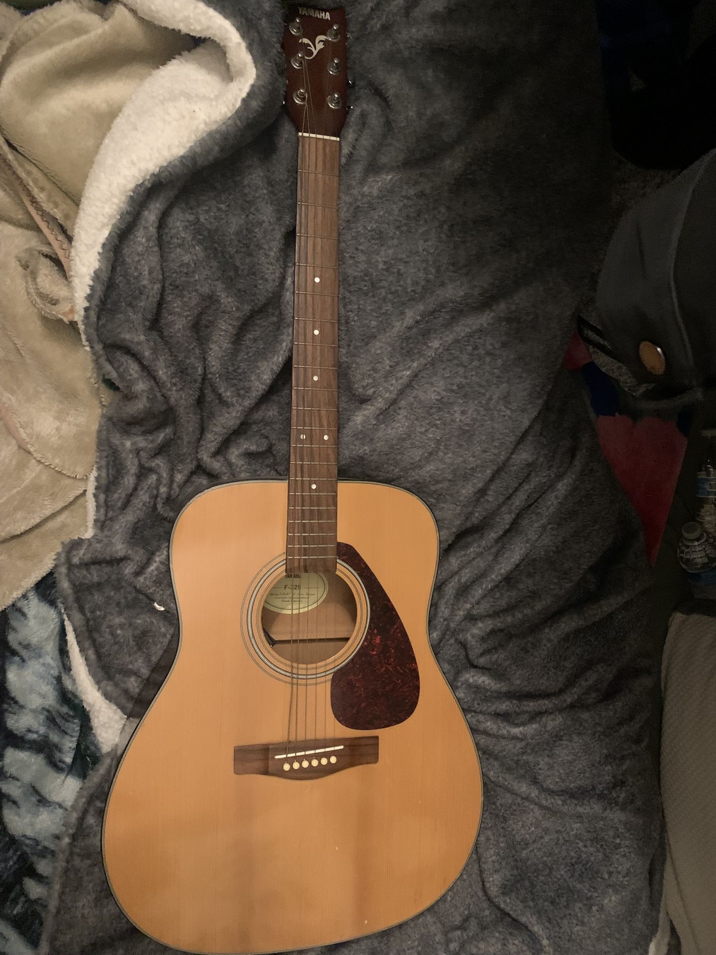 Yamaha Acoustic Guitar F325