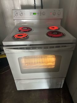 GE White Electric Stove (Excellent Condition)