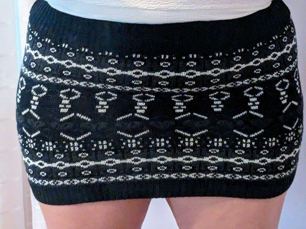 MINI SKIRT BLACK & WHITE π€π€ SUPER SEXY