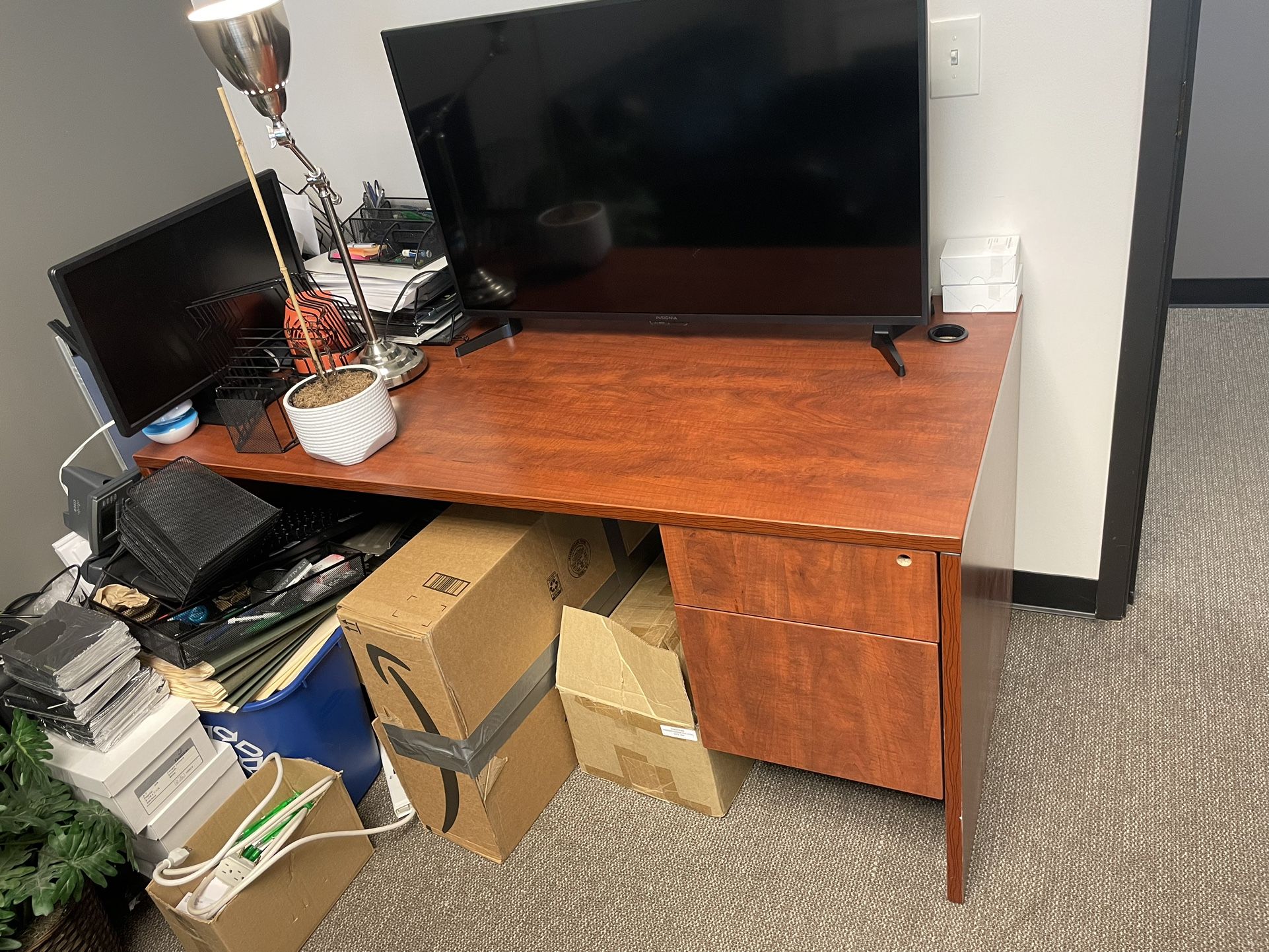 Office Desk! Very Good Condition & Free!!