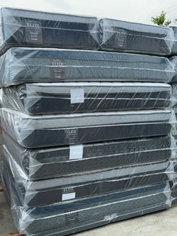 Queen Size Mattress Pillow Top 12" Thick.   New mattress un a plastic sealed