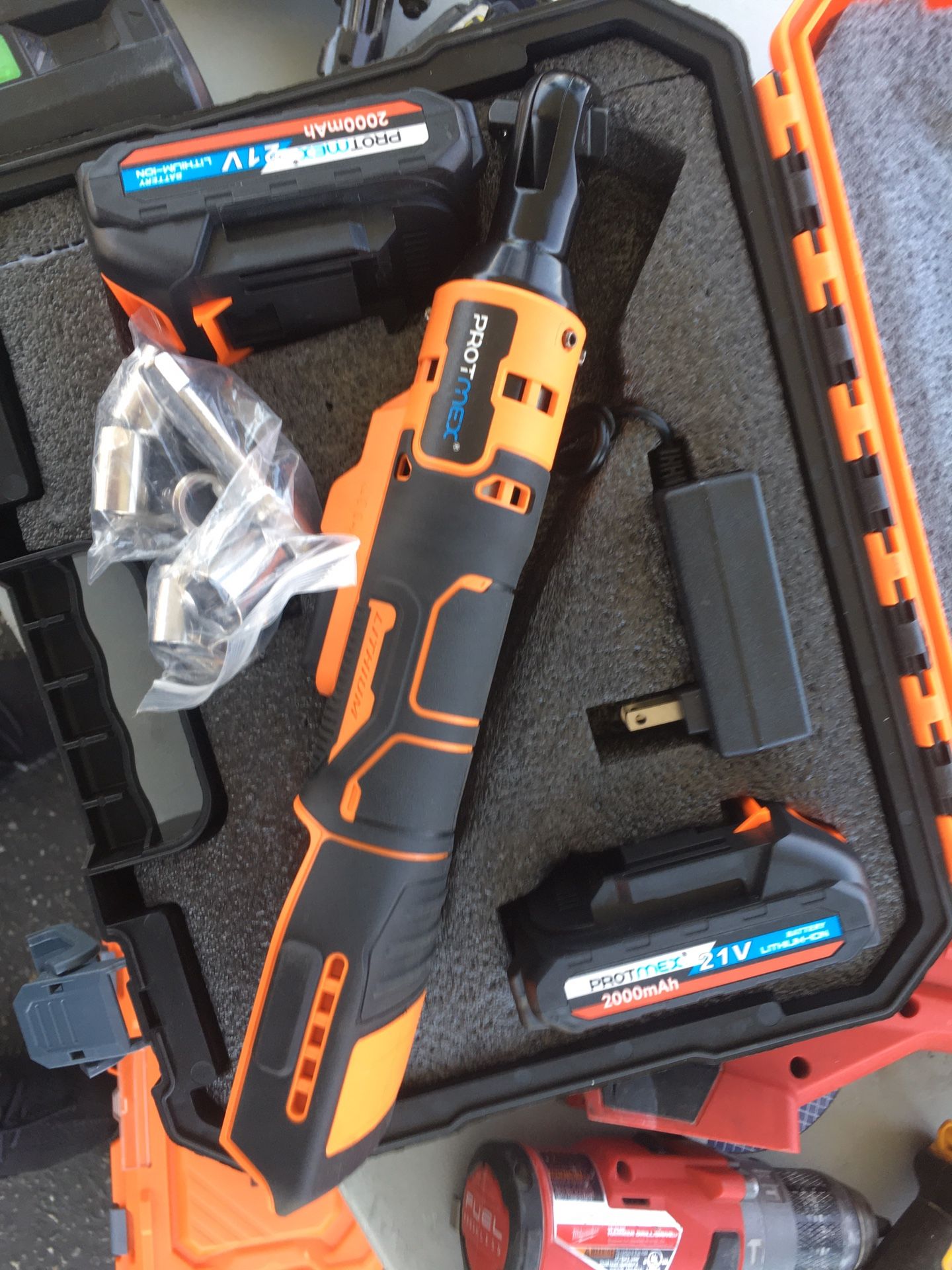 Tools ⚒️ Ratchet 3/8 New Two Battery 🔋 Charge