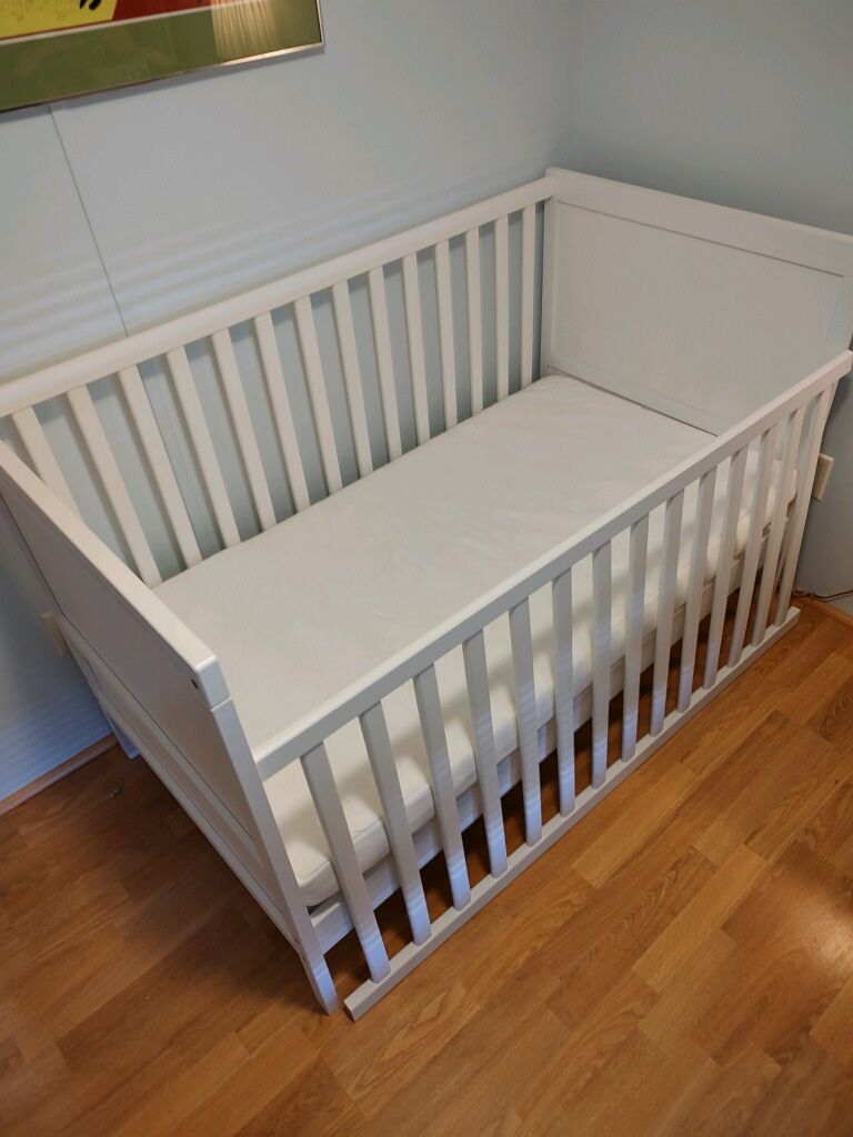 Crib/Toddler bed For Sale 