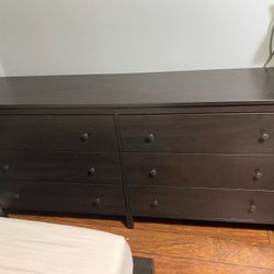 Brown 6-Drawer Dresser - Local Delivery Available for an Additional Fee - See My Other Items 😎