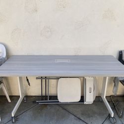 ESCRITORIO CON LLANTAS 