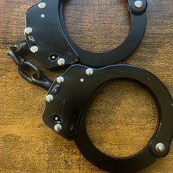 Black Stainless Steel Handcuffs 