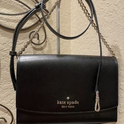 Kate Spade New York Carson Convertible Crossbody bag in black saffiano leather with gold-plated hardware and a chain strap