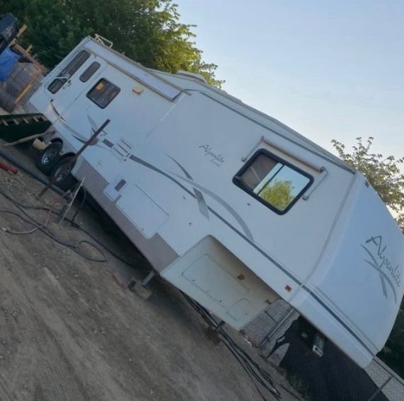2002 ALPENLITE 5th wheel RV