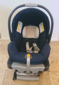 Chicco Infant Car Seat With  Base ***Like New***