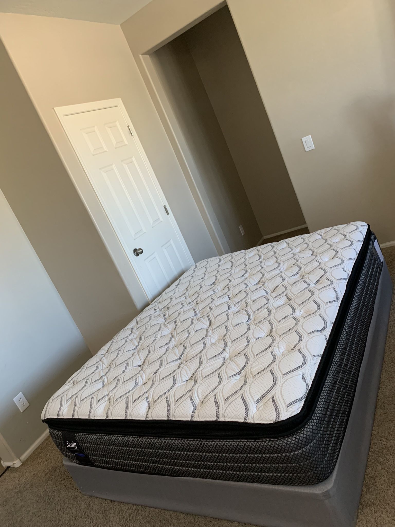 QUEEN SEALY PILLOW TOP MATTRESS AND FREE BOX SPRING
