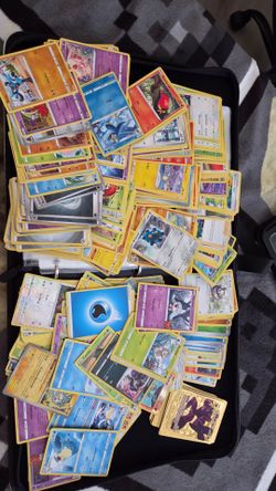 370 pokemon Cards + Binder