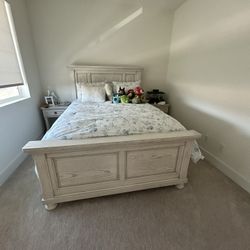 Queen Bedroom Set For Sale Recently Purchased Less Than A Year Old