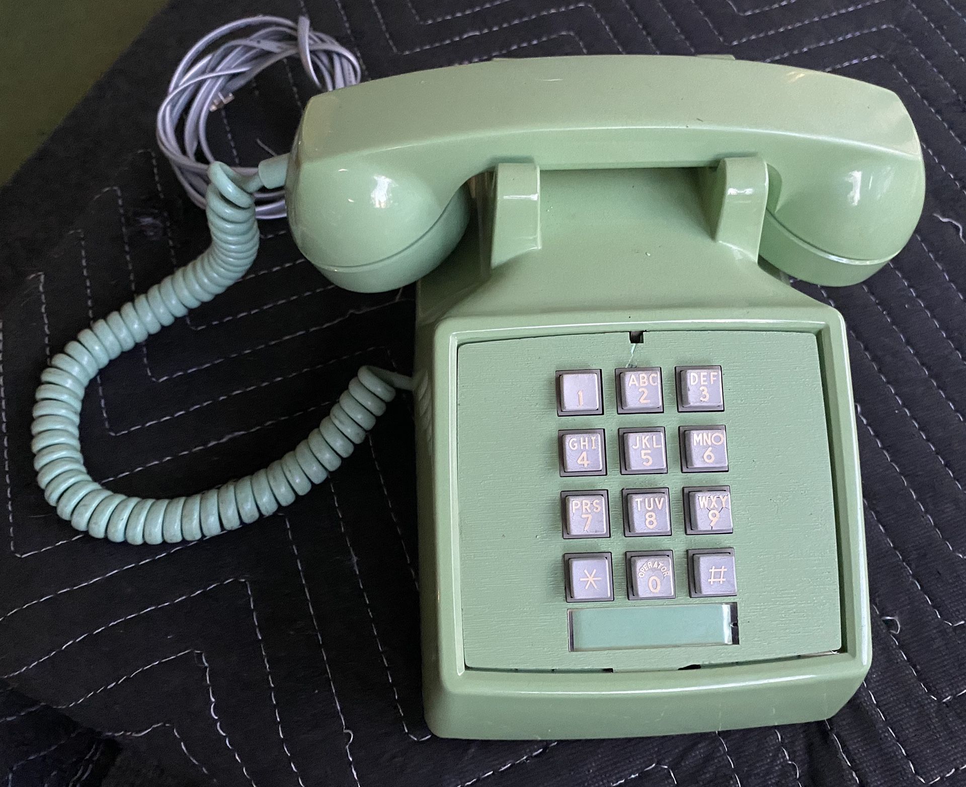 ITT vintage green landline telephone. Receives calls ok. Does not ring or dial out!! Possibly wired incorrectly. Being sold AS IS